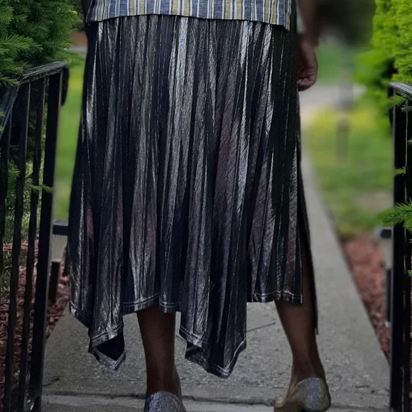 Simply Salted Metallic Pleated Skirt - Picture 3 of 3